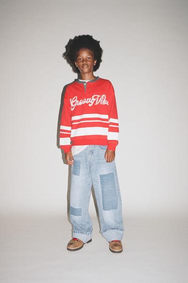 TEXT HENLEY SWEATSHIRT — Red 3