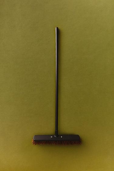 GARDEN BROOM WITH WOODEN HANDLE - Dark brown by Zara