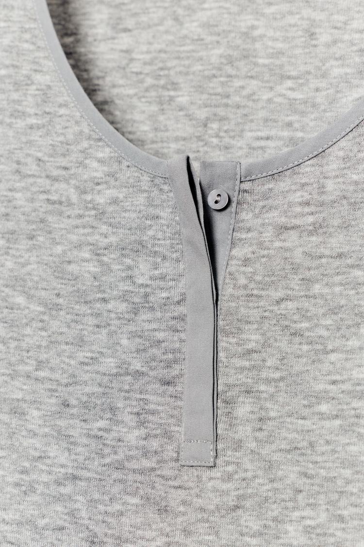 Playera Henley con botones 6