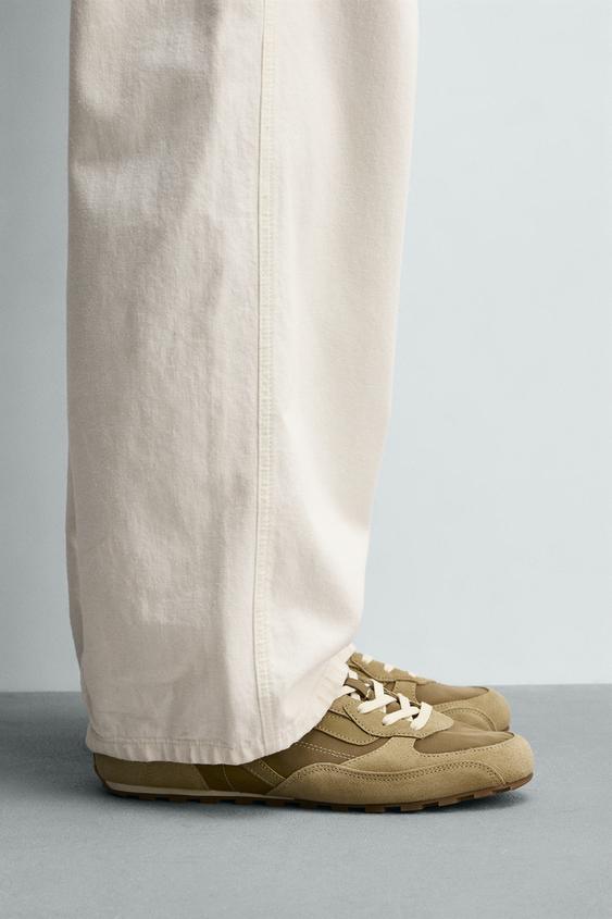 RETRO-STYLE SNEAKERS