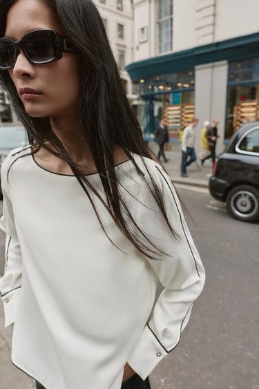 BLOUSE EN CRÊPE AVEC LISERÉS EN CONTRASTE - Blanc / Noir de Zara - Image 2