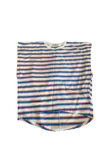 RED WHITE AND BLUE STRIPE TSHIRT WITH LARGE SLEEVES AND CURVED HEM.