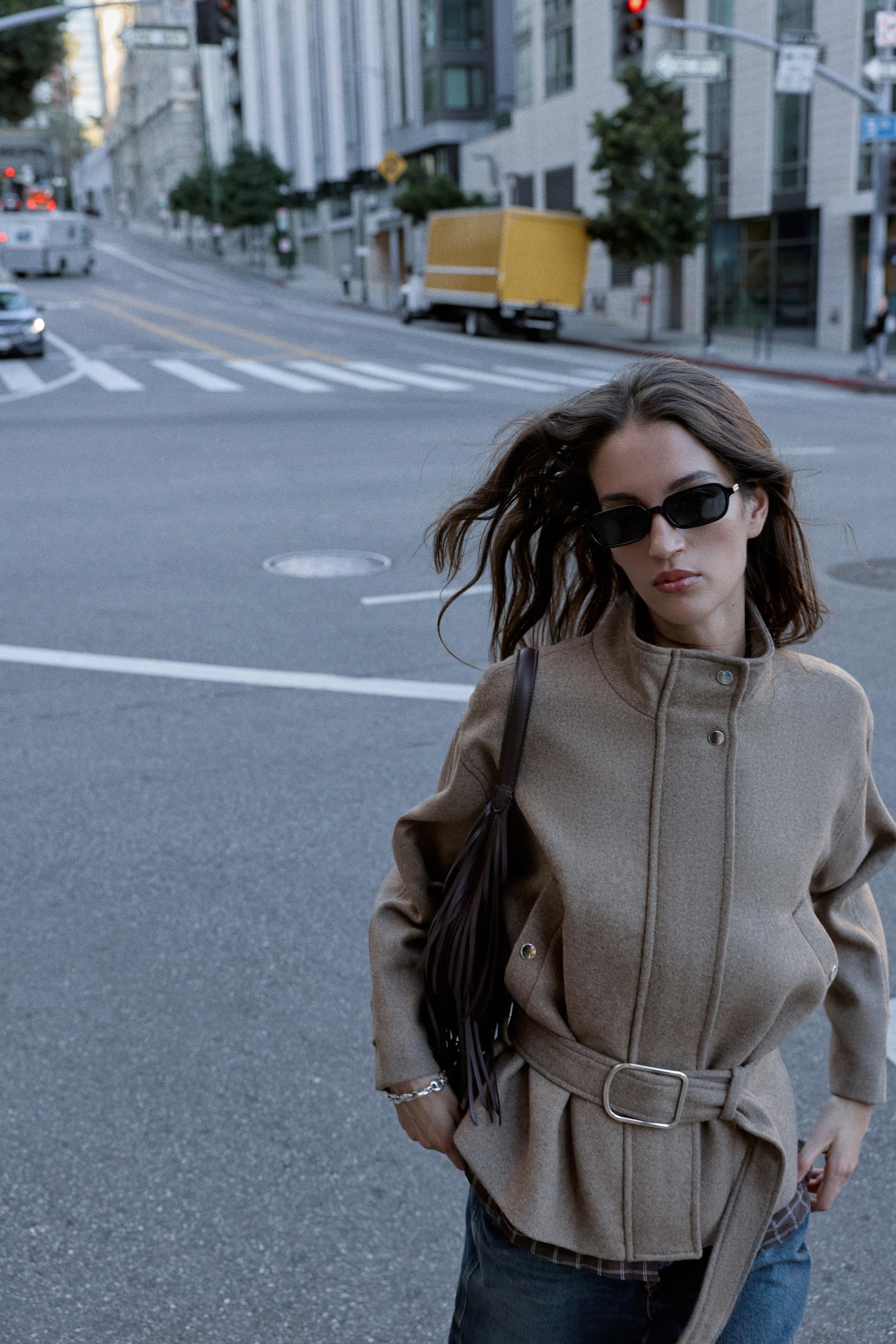 MANTEAU COURT AVEC LAINE ET CEINTURE
