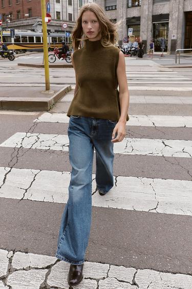 توب مغزول غير منتظم بتطريزات جانبية - أخضر وسط by Zara