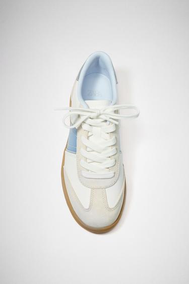 КРОССОВКИ С ЦВЕТНЫМИ ДЕТАЛЯМИ — СИНИЙ от Zara