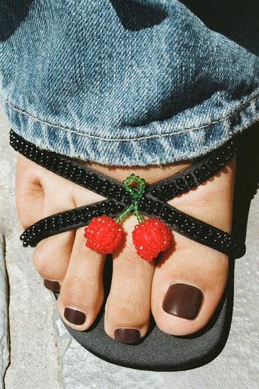 BLOCK HEEL SANDAL - Black by Zara