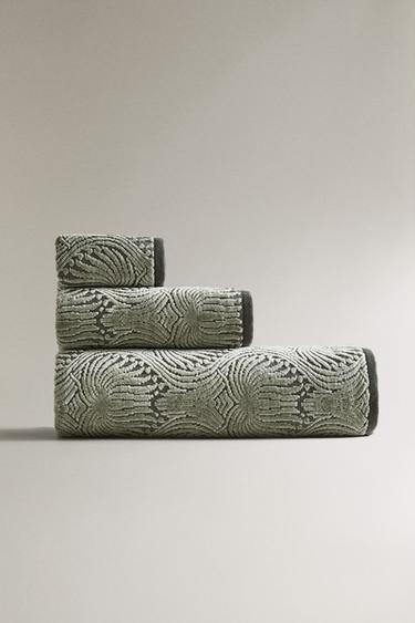 SERVIETTE DE BAIN JACQUARD MOSAÏQUE - Vert moyen de Zara - Image 0