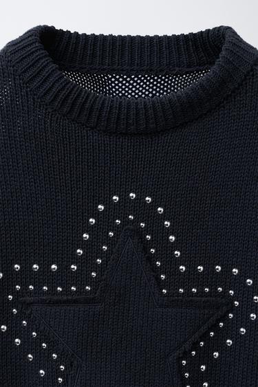 PULL EN MAILLE AVEC ÉTOILE ET CLOUS - Bleu marine de Zara - Image 2