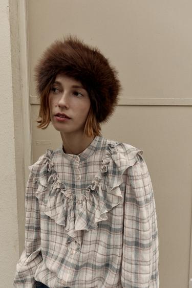 قميص مربعات بفريلز - خام / بني الخاص بـ Zara