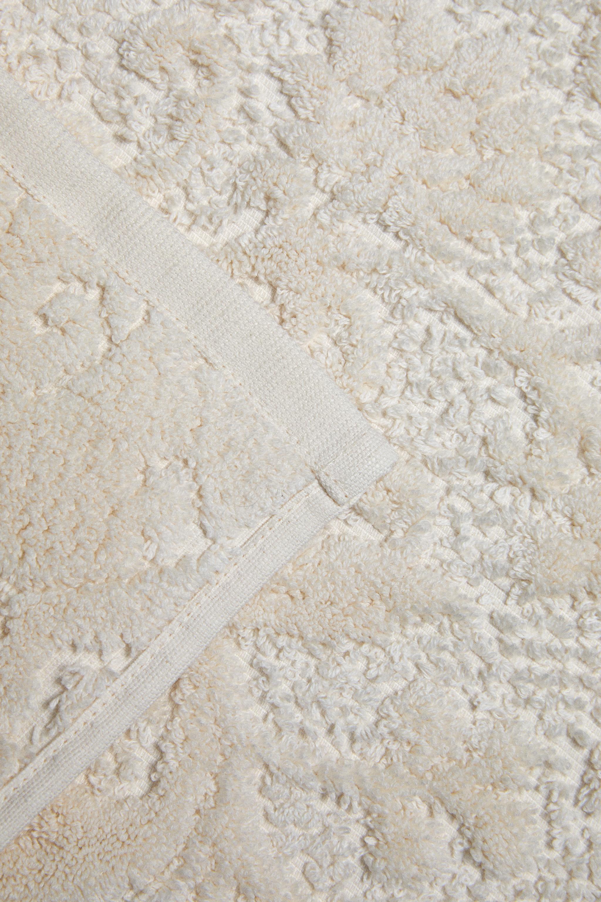 FLORAL JACQUARD BATH MAT — Ivory