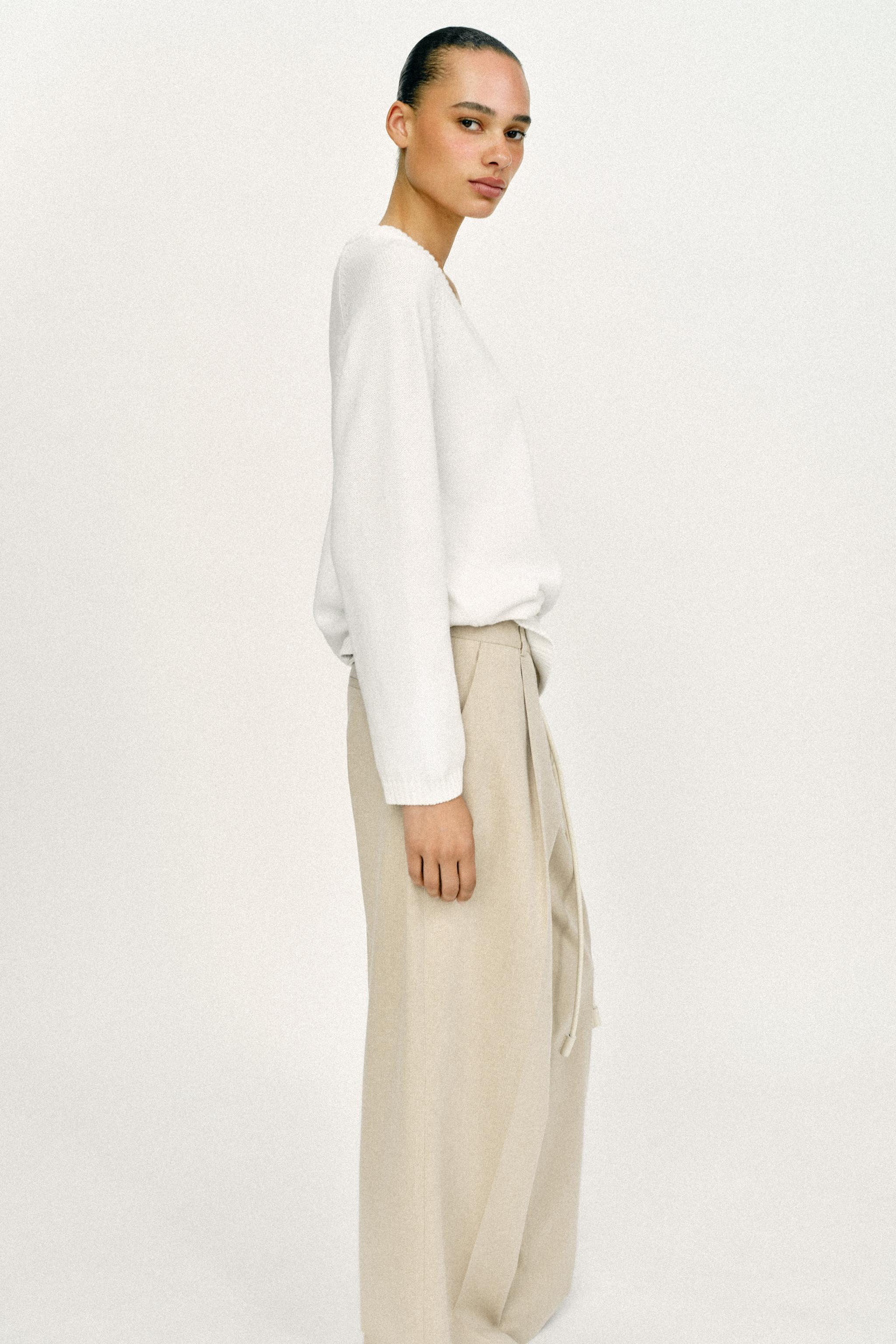 ROUND NECK KNIT SWEATER