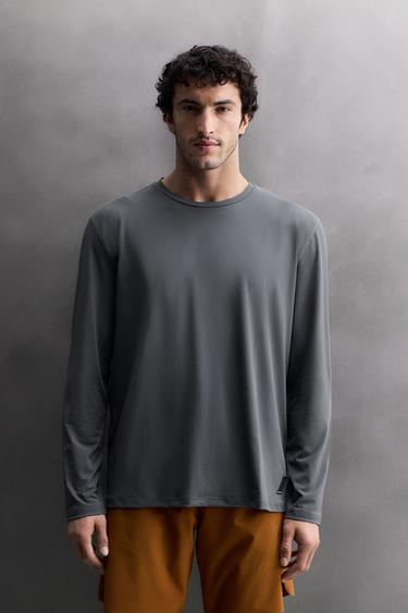 تيشرت تقني بيزك بأكمام طويلة - أزرق / صلب الخاص بـ Zara