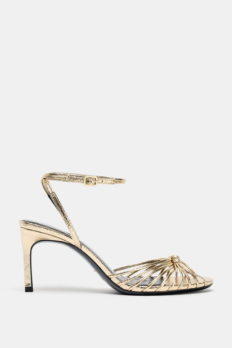 Sandalias de tacón con nudo metálico 2