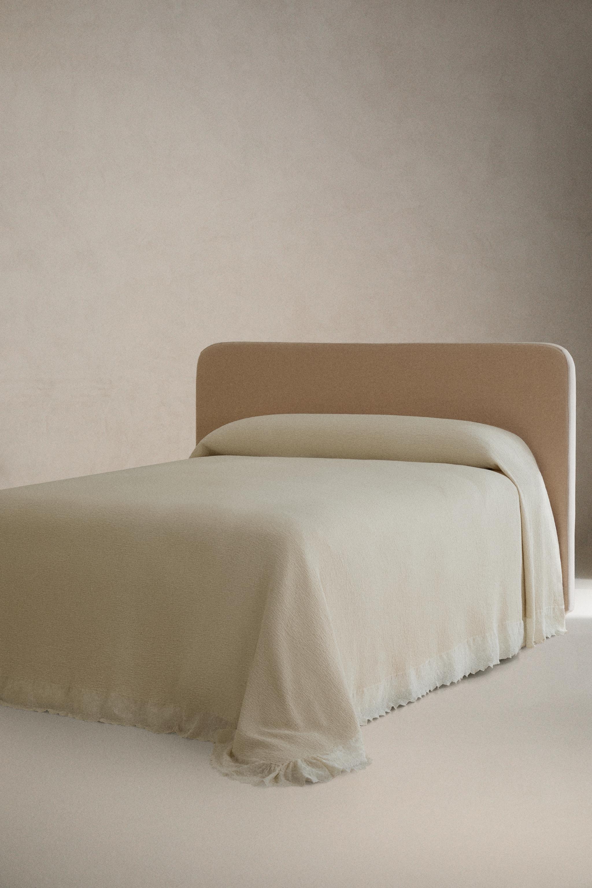 COTTON TEXTURED BEDSPREAD WITH EMBROIDERED RUFFLES