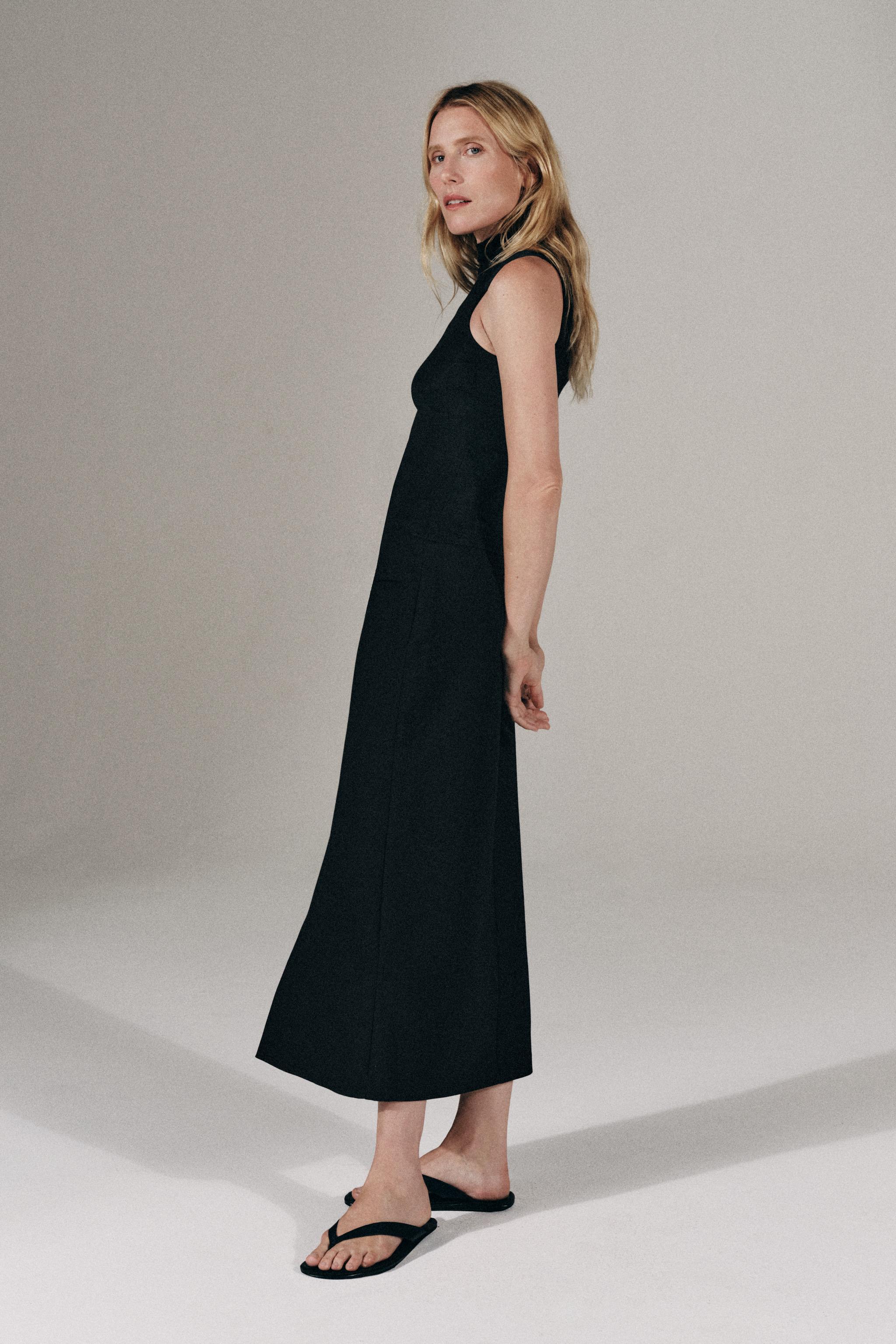 SLEEVELESS TOP — Black