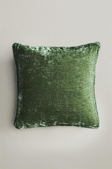 VELVET CUSHION COVER - أخضر فاتح الخاص بـ Zara