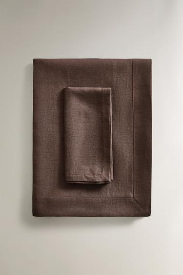 ЕДНОЦВЕТНА ЛЕНЕНА ПОКРИВКА ЗА МАСА - Тъмнокафяв от Zara