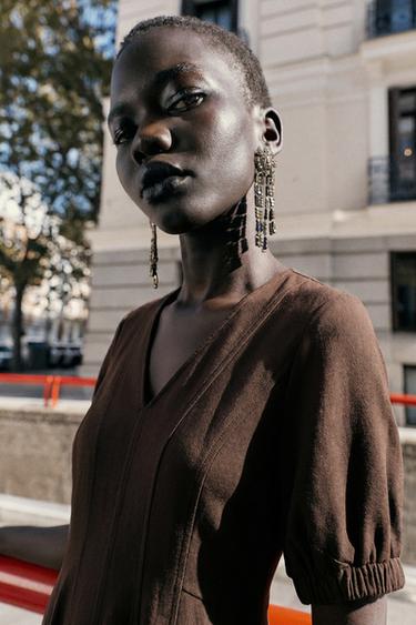 VESTIDO MIDI ESCOTE PICO - Marrón de Zara