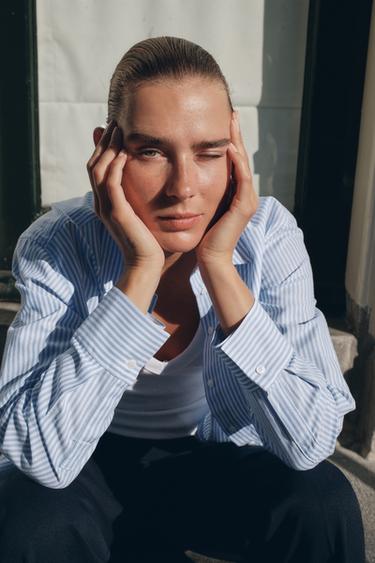 CHEMISE COURTE OXFORD RAYÉE AVEC PLIS À LA TAILLE - Écru / Bleu de Zara - Image 4