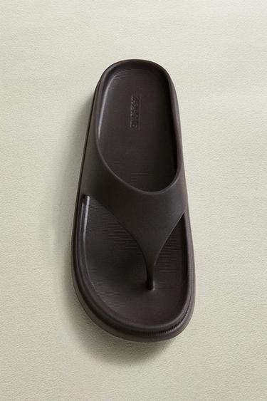 SANDALES DE BAIN CAOUTCHOUTÉES - Marron de Zara