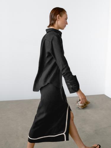 Falda midi detalle bordado contrate - Negro de Zara