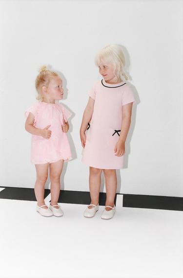VESTIDO COM LINHAS VIVAS E LAÇOS A CONTRASTAR - Rosa-pastel da Zara
