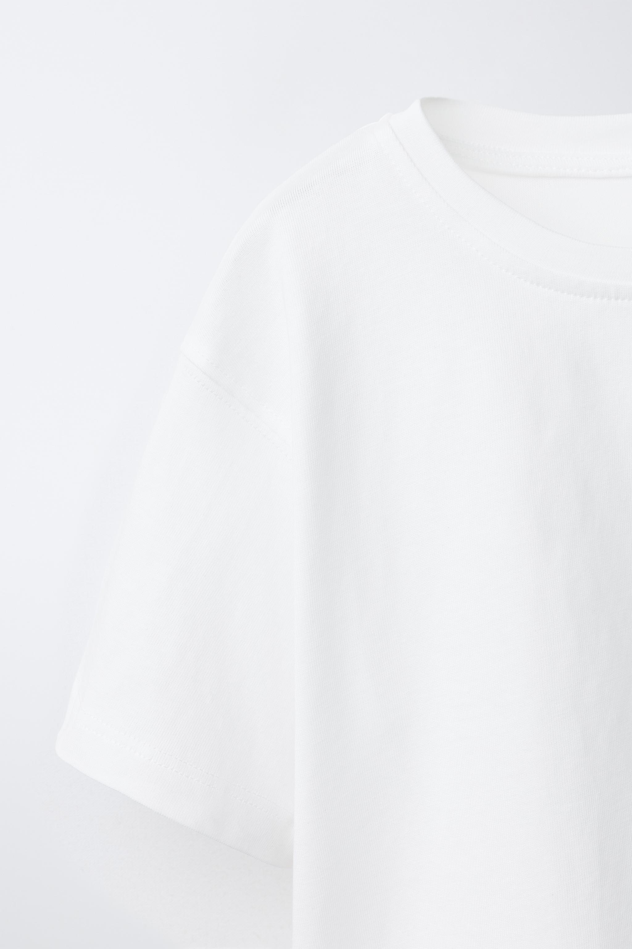 T-SHIRT EN MATIÈRES VARIÉES AVEC DENTELLE
