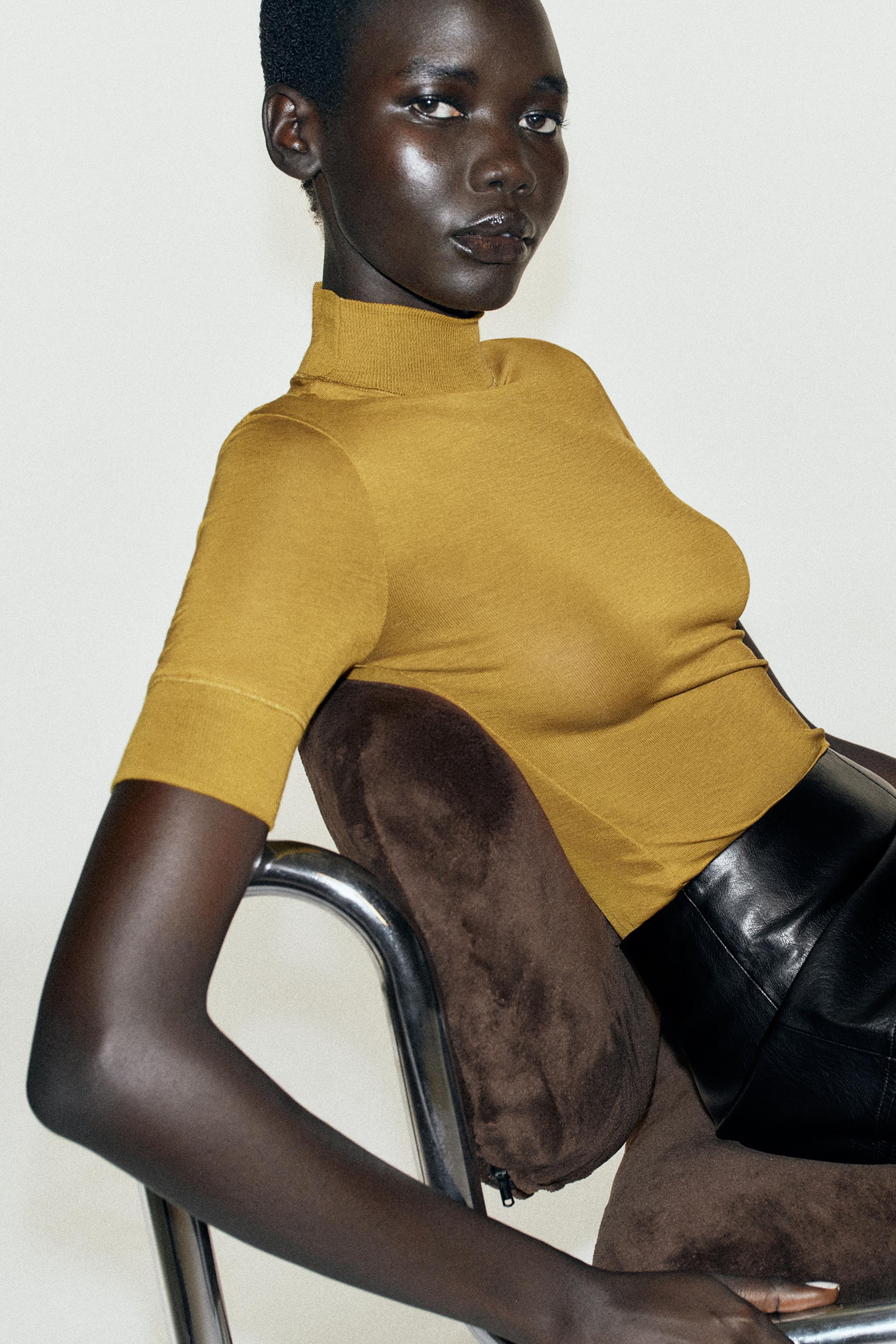 HIGH NECK T-SHIRT