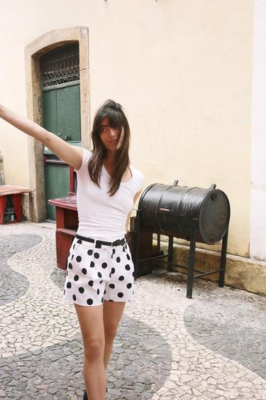 SHORT TAILLE HAUTE AVEC CEINTURE - Blanc / Noir de Zara - Image 1