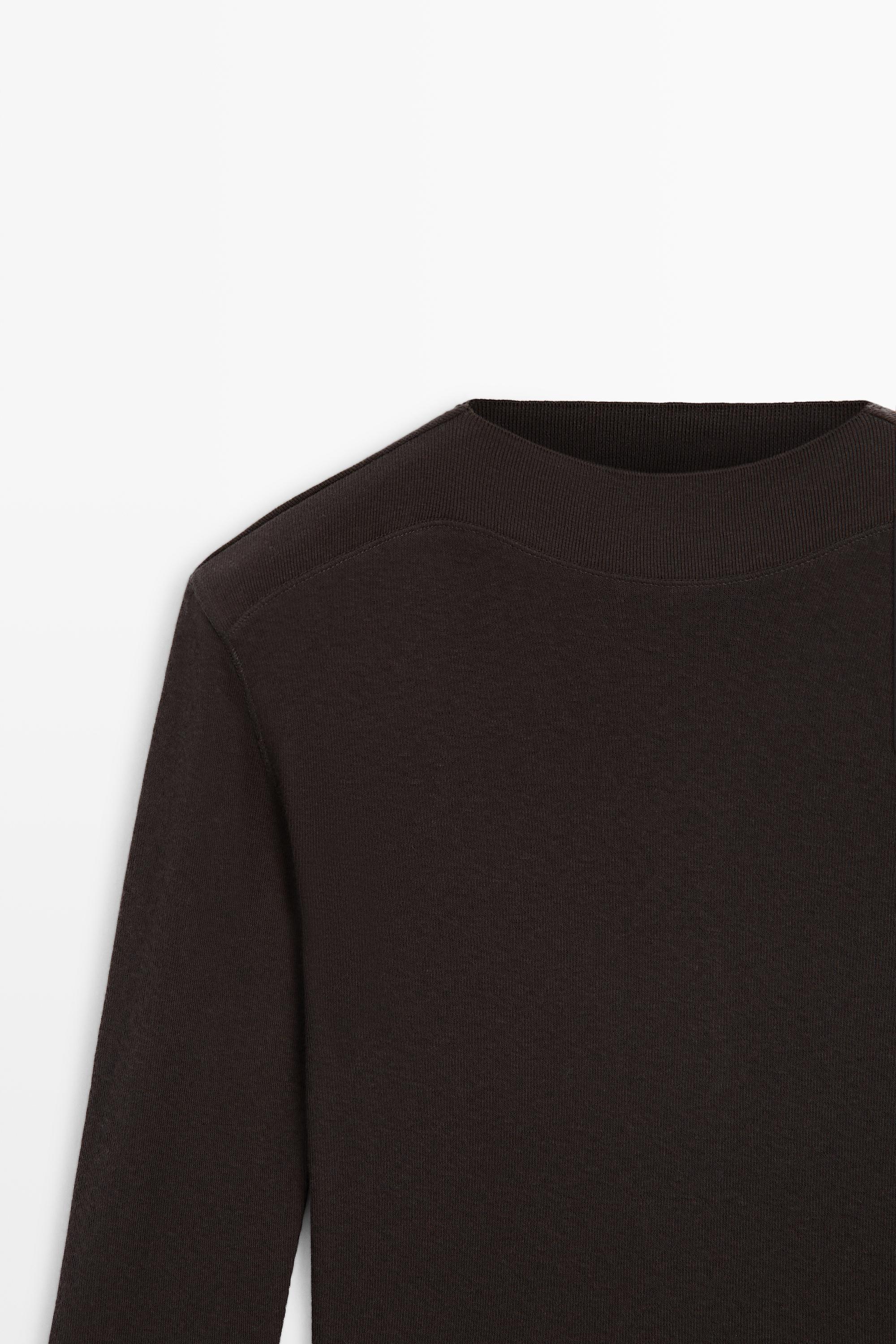 T-shirt col montant et manches longueur coude