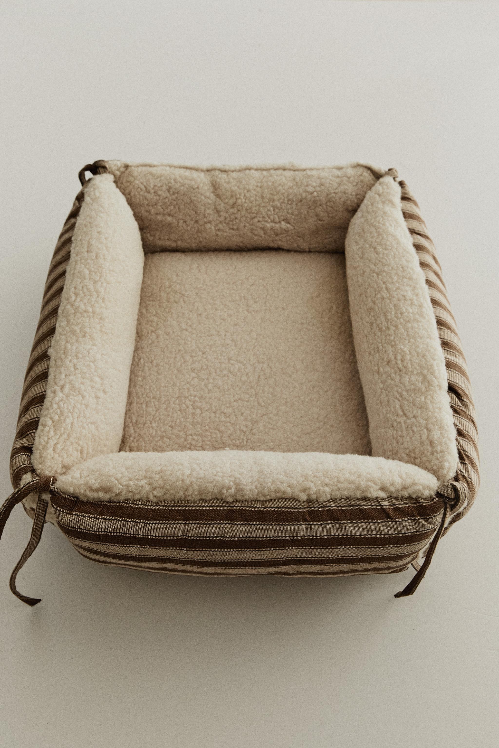 STRIPED FAUX-SHEEPSKIN PET BED — Brown