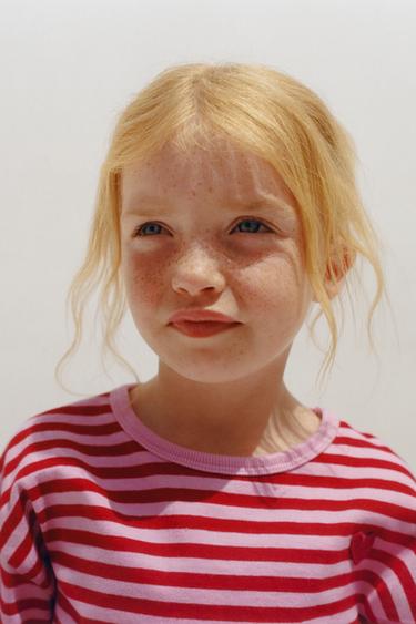 T-SHIRT À RAYURES ET CŒUR BRODÉ - Rose de Zara