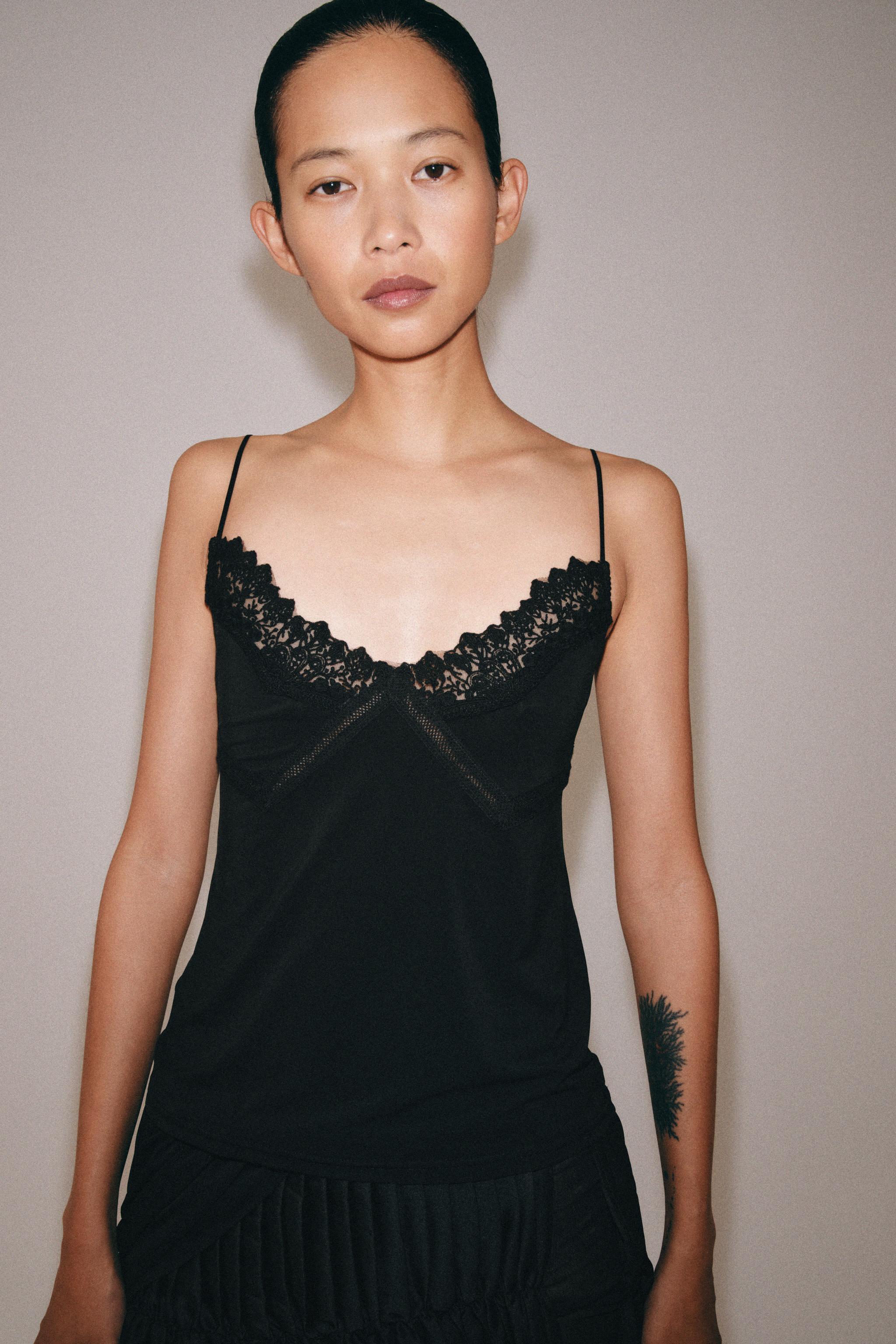 TOP EN DENTELLE À BRETELLES