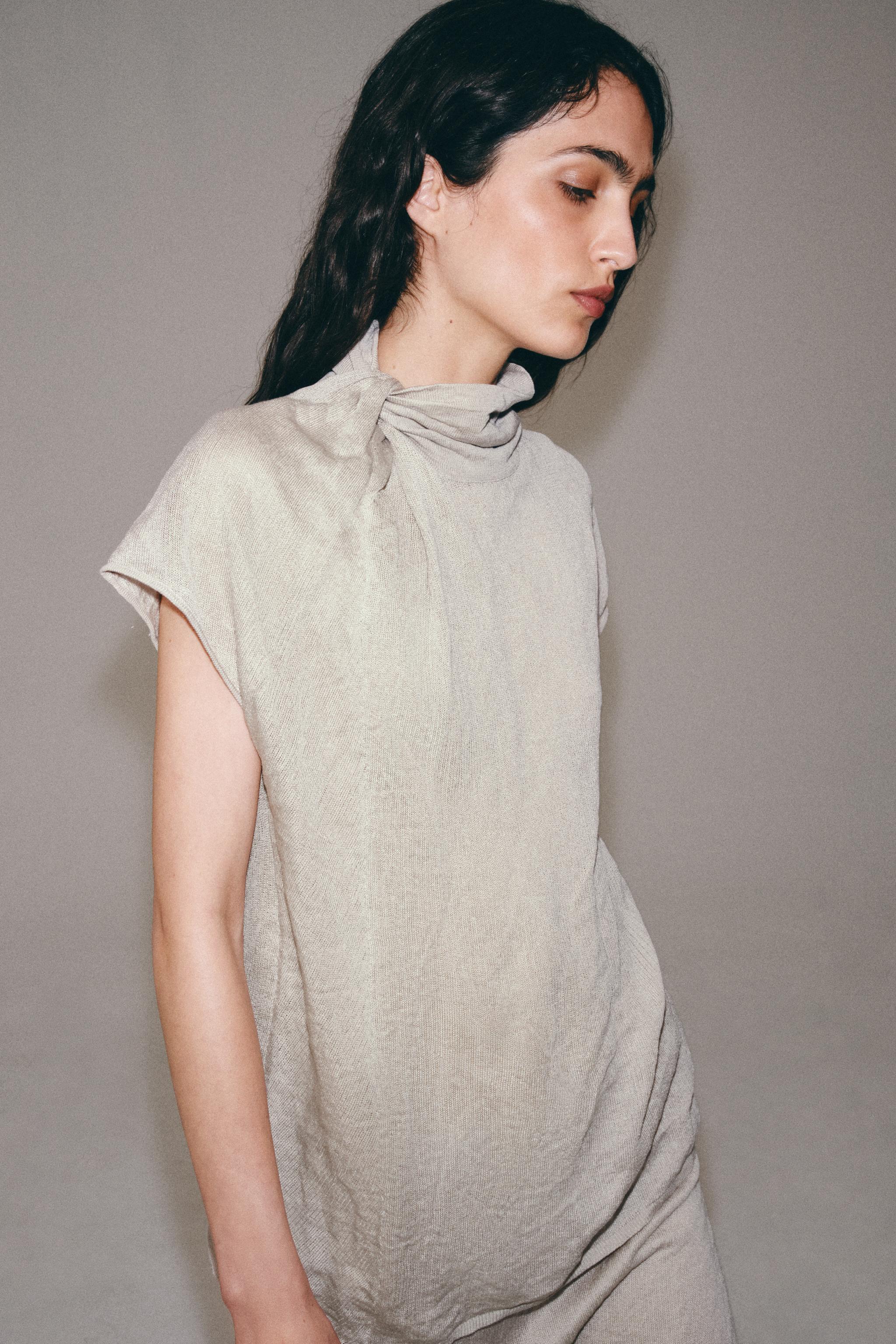 KIRIŞIK GÖRÜNÜMLÜ DÜĞÜMLÜ TRİKO TOP