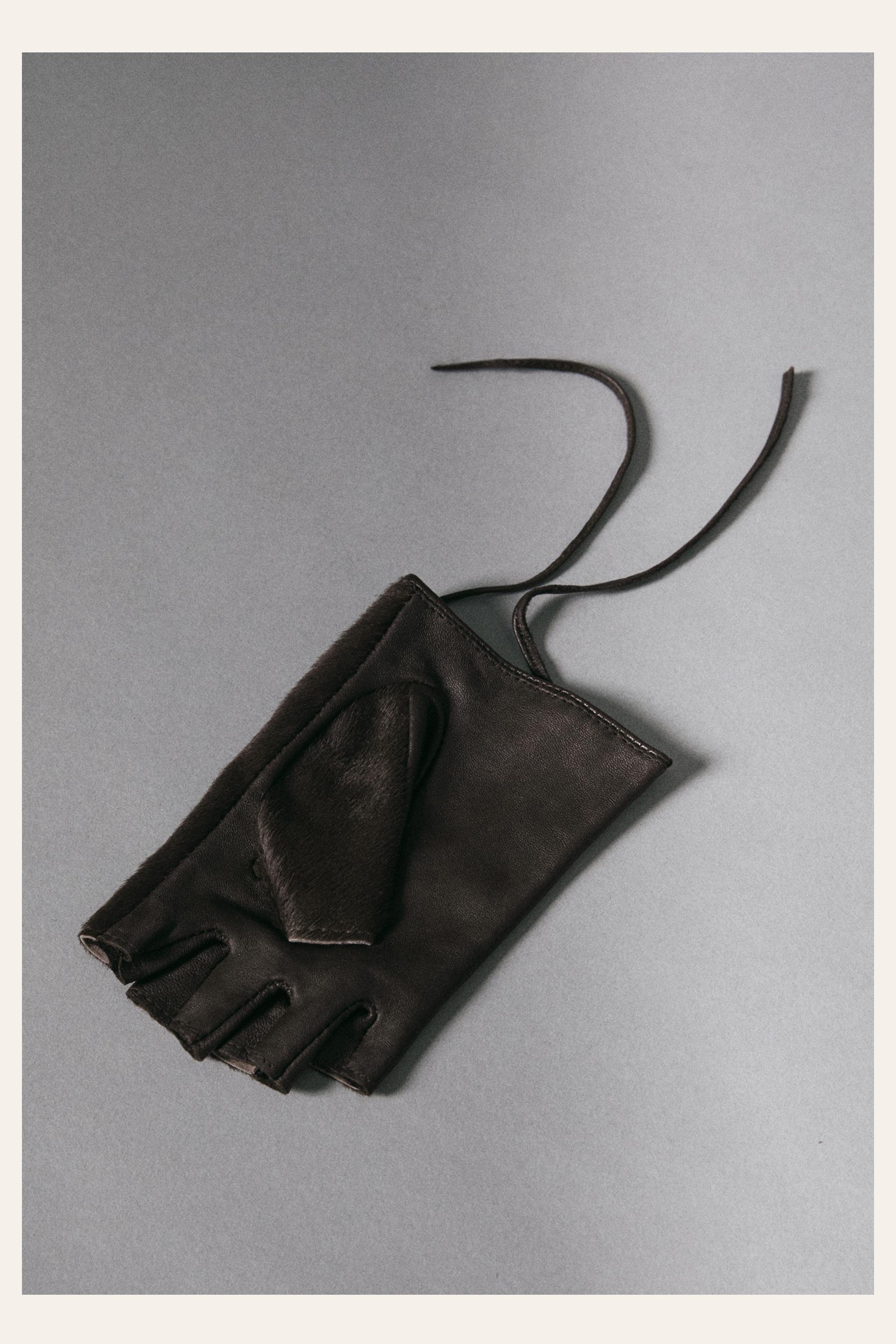 Fur-trimmed leather biker gloves — Brown