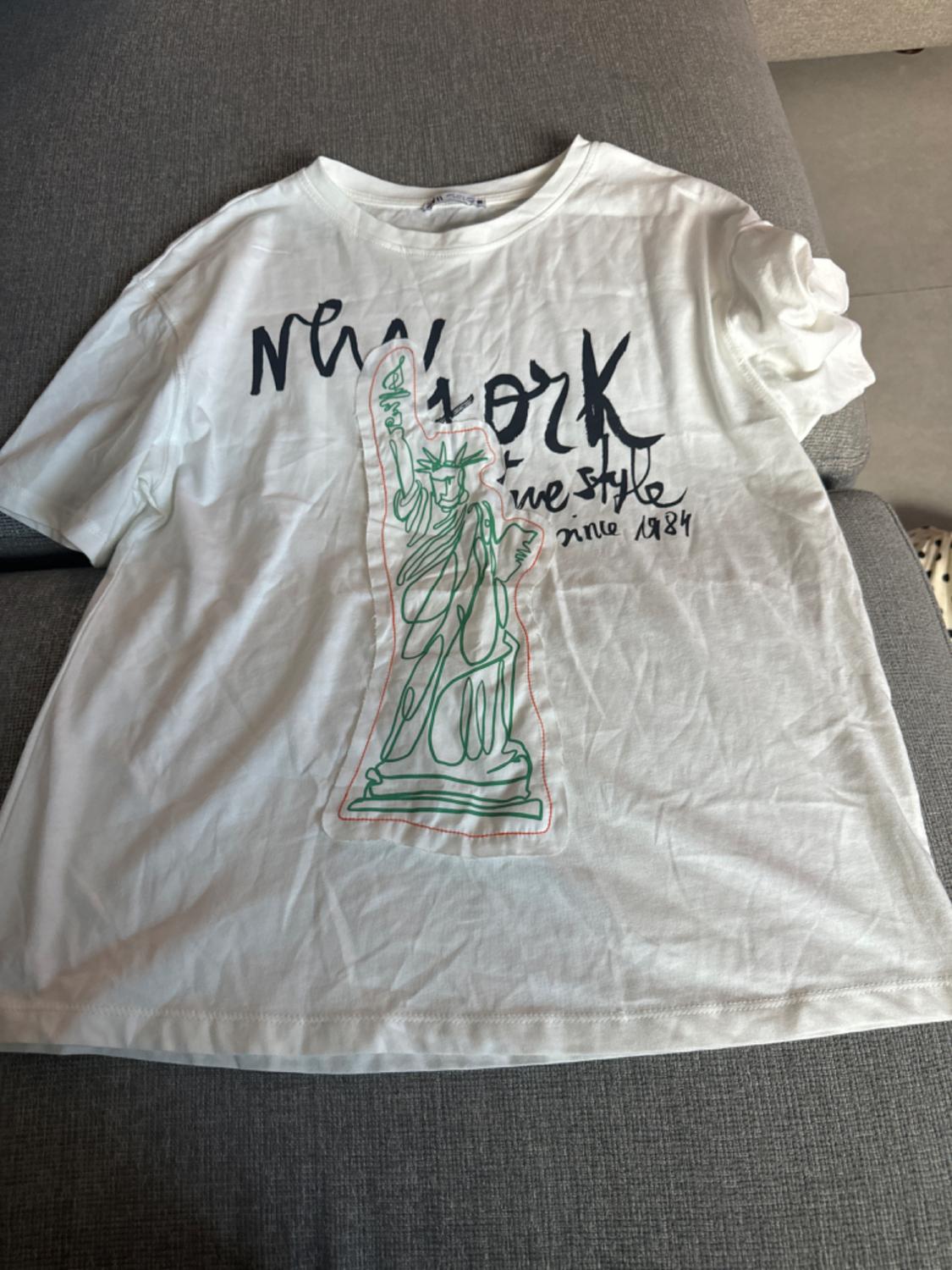 Front view of white t-shirt with Statue of Liberty print and text 'New York lifestyle since 1984'.
