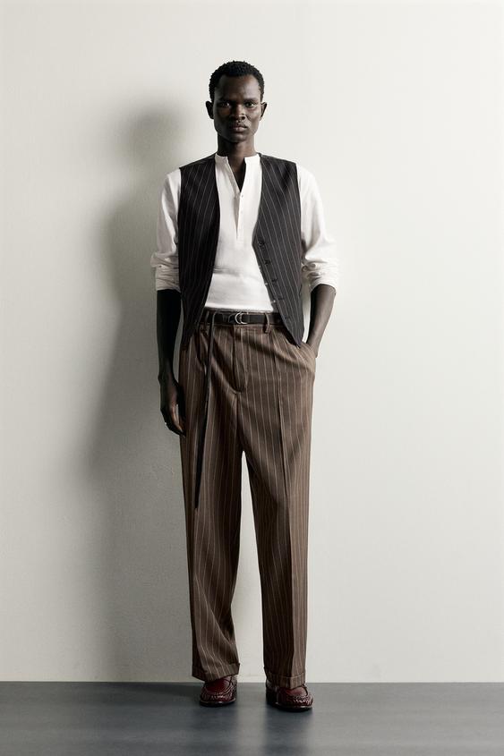 PANTALÓN PLIEGUES RAYA DIPLOMÁTICA - tostado de Zara - Imagen 0