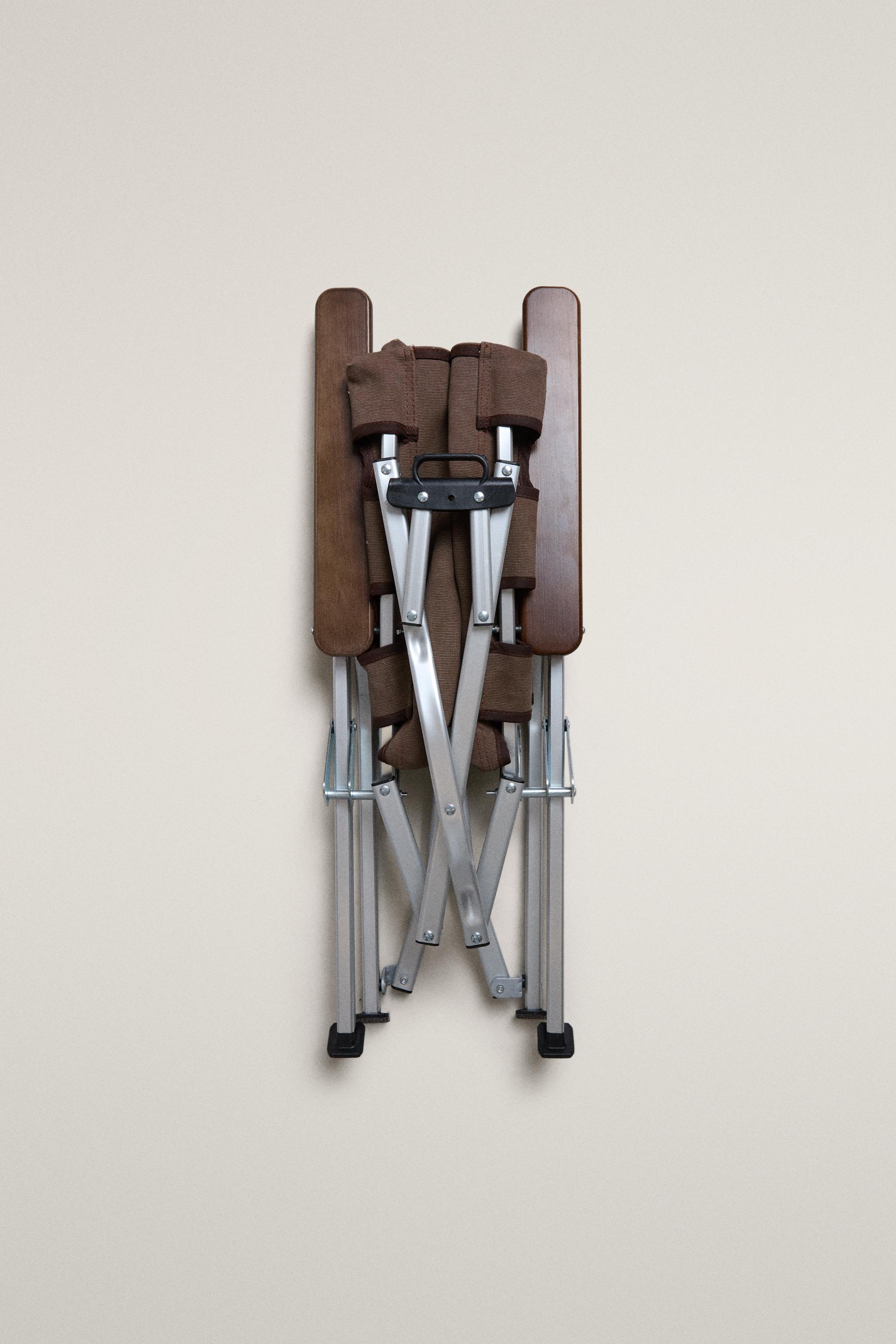 FOLDING CHAIR WITH ARMRESTS AND HANDLE