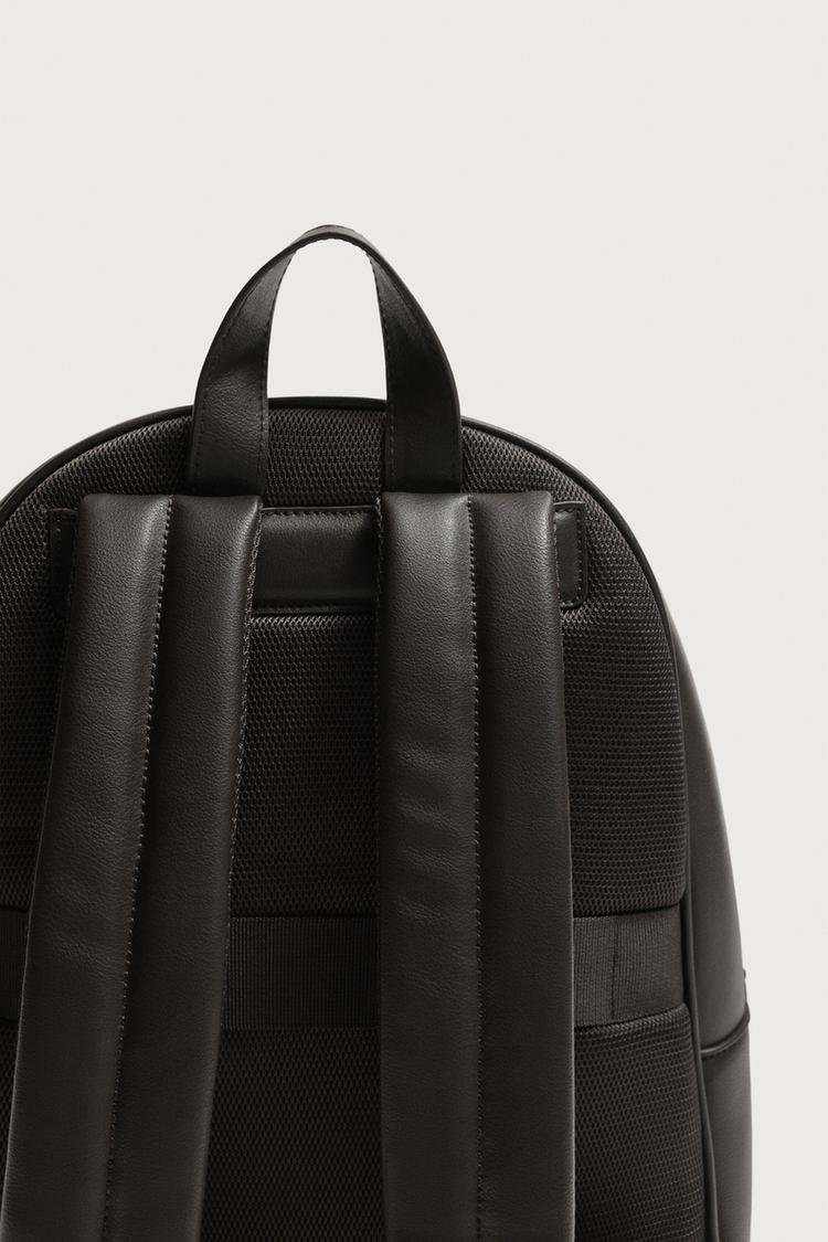 Mochila con bolsillo de solapa 5