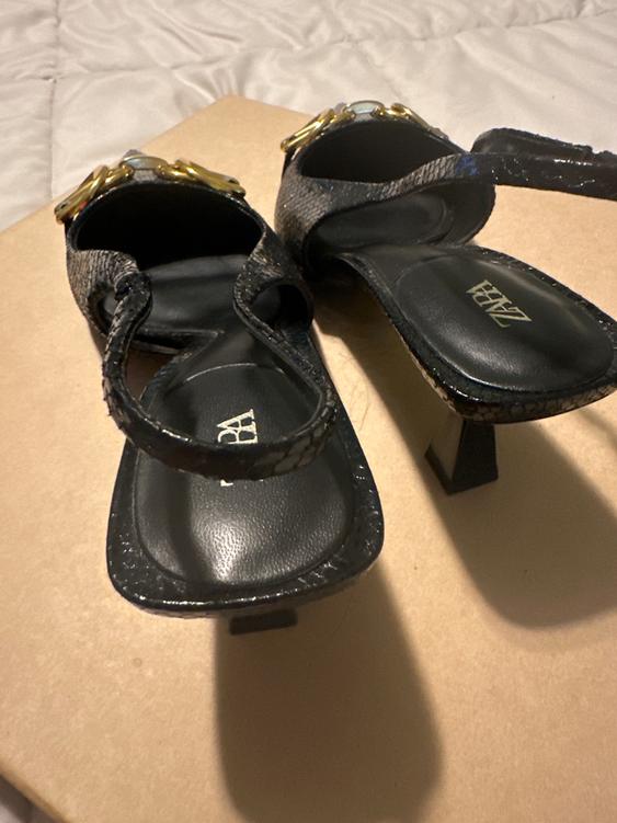 BLACK ALONG BACK KITTEN HEELS - Image 3