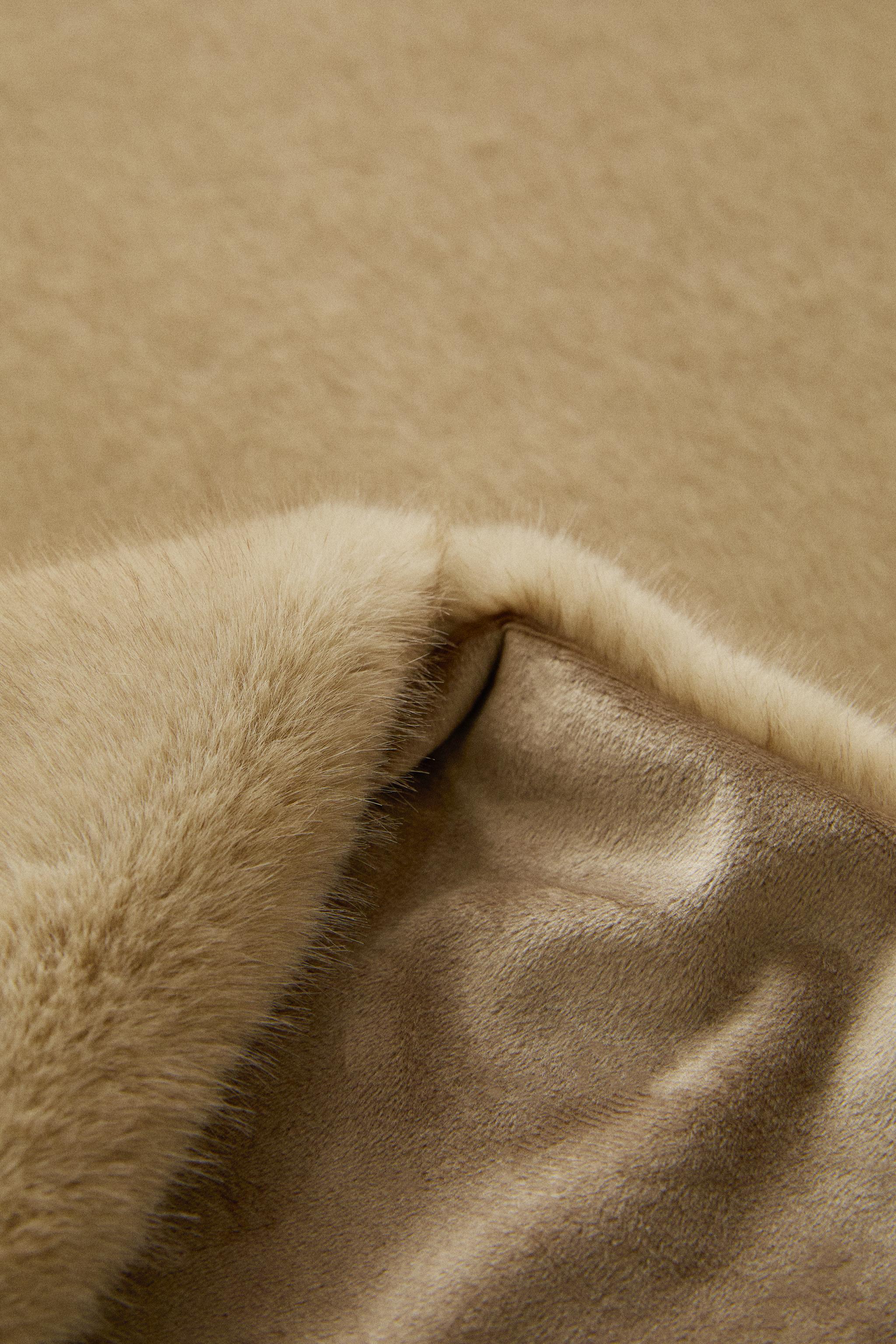 グラデーション フェイクファー ブランケット - ダークベージュ | ZARA