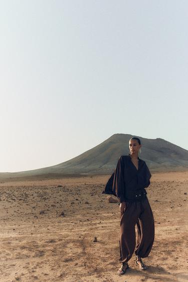 بلوزة بمظهر ساتاني وأكمام كاب - بني الخاص بـ Zara