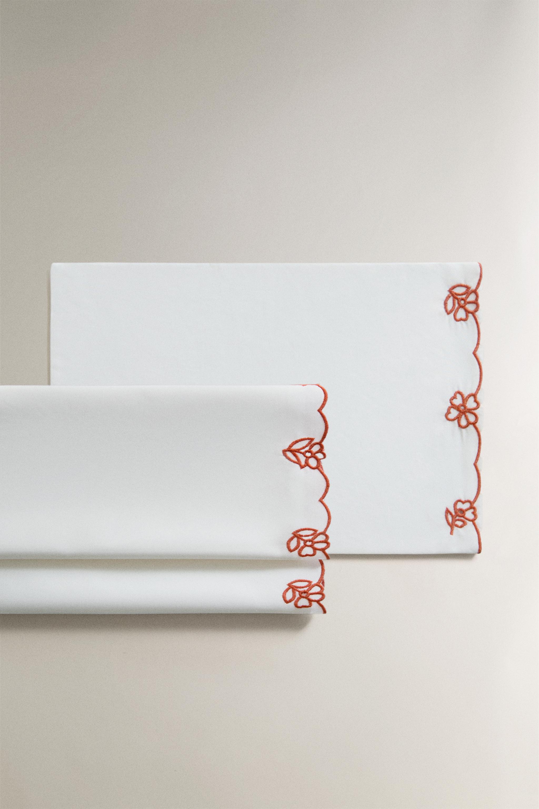 ENSEMBLE TAIE D’OREILLER ET DRAP DE DESSUS LIT BÉBÉ FLEURS BRODÉES