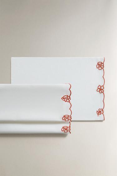 SET AUS KOPFKISSENBEZUG UND OBERLAKEN FÜR GITTERBETT MIT BLUMENSTICKEREI - Rötlich von Zara - Bild 0