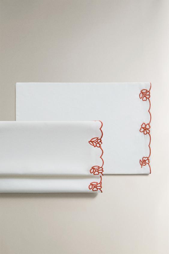 ENSEMBLE TAIE D’OREILLER ET DRAP DE DESSUS LIT BÉBÉ FLEURS BRODÉES - Rouge de Zara - Image 0