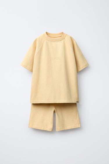 BỘ QUẦN ÁO THỂ THAO GỒM ÁO PHÔNG VÀ QUẦN SHORT BERMUDA CHỮ NỔI - Màu vàng bơ từ Zara - Hình ảnh 0