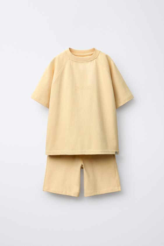 CONJUNTO JOGGING CAMISETA Y BERMUDA TEXTO RELIEVE - Mantequilla de Zara - Imagen 0