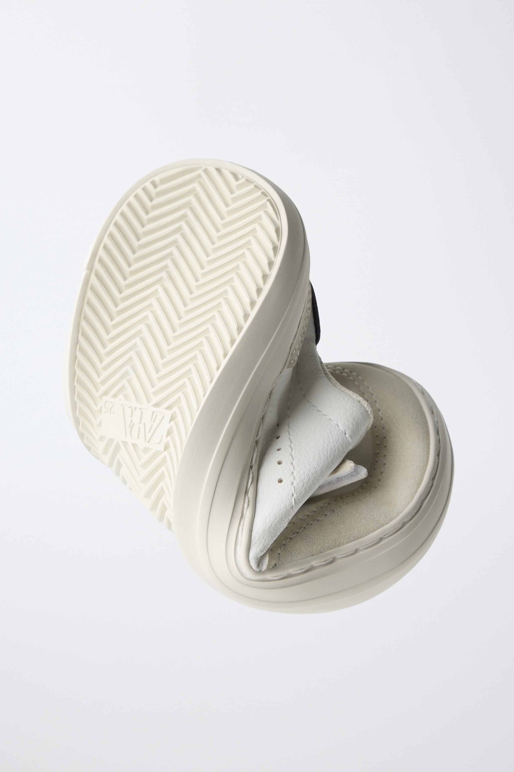 CONTRAST BAREFOOT SNEAKERS
