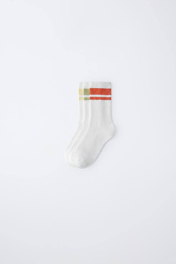 PACK TRES CALCETINES ALTOS RAYAS DEPORTIVAS - Blanco de Zara - Imagen 0