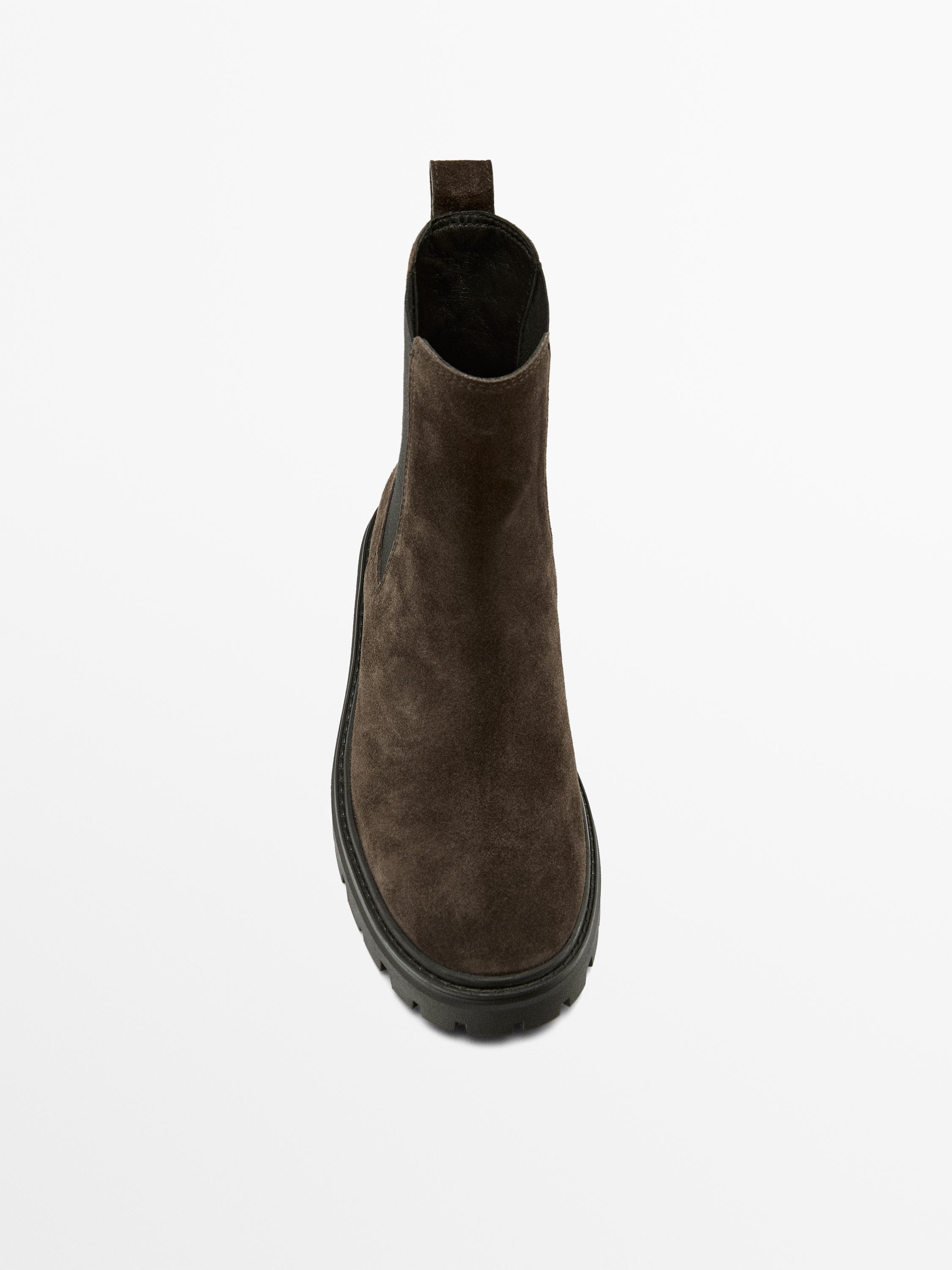 Flat Chelsea boots with track sole